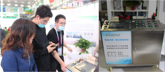 3a21ebff79134cbfa5f2f153521035d5.png 图三 亚洲在线
展厅讲解员为社员讲解智能水肥机.png