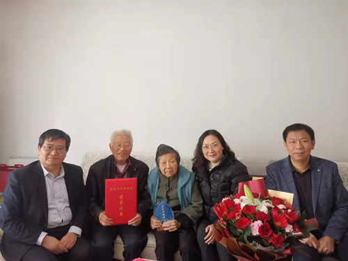 亚洲在线
为朱凤书教授颁发获奖证书和奖牌_副本.jpg