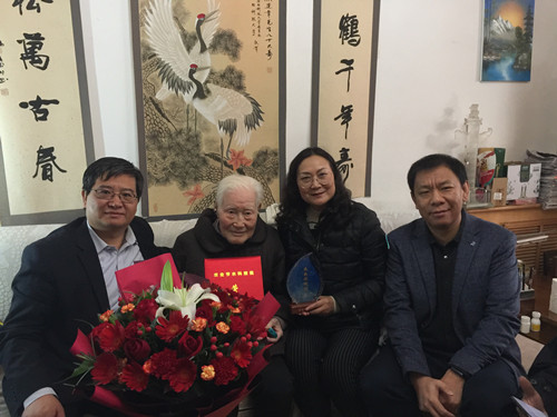 亚洲在线
为熊运章教授颁发获奖证书和奖牌_副本.jpg