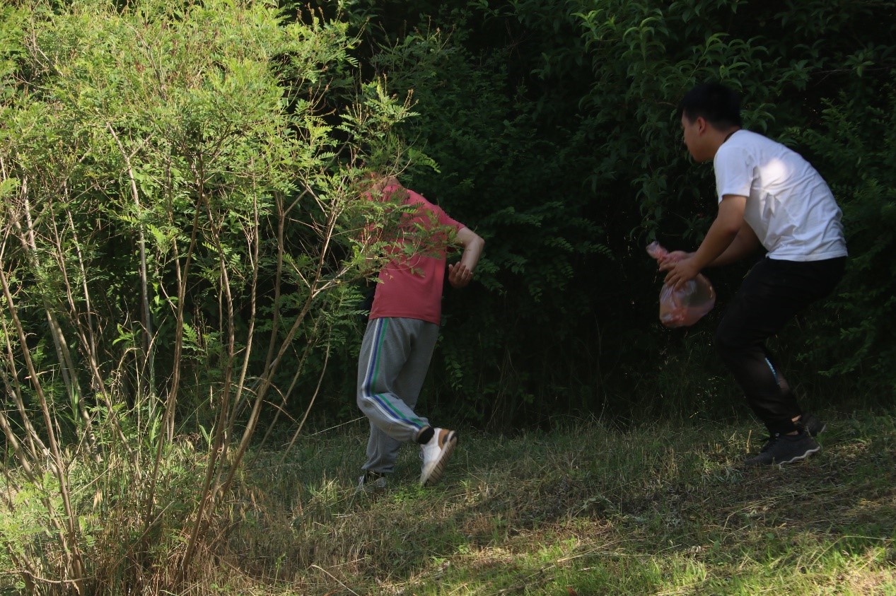 0550c0478c9f415aa7ea5e659f1a1019.jpg 共同清理垃圾.jpg